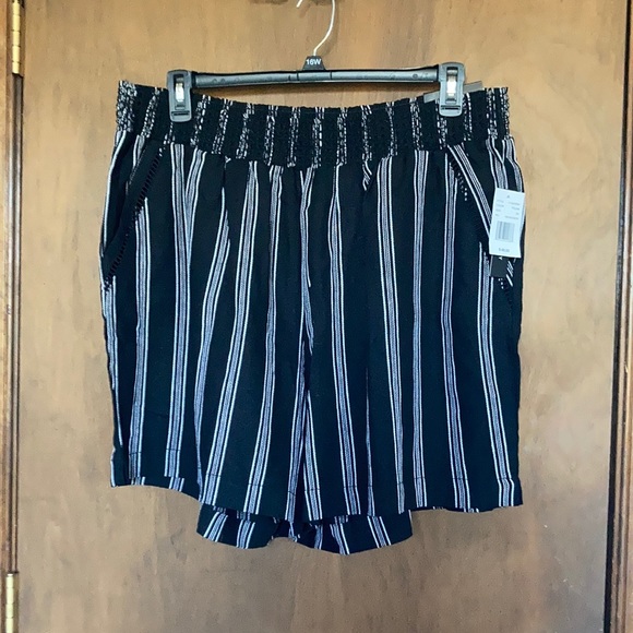 Napa valley striped pull on short w crochet detail linen blend 3X - Picture 3 of 15